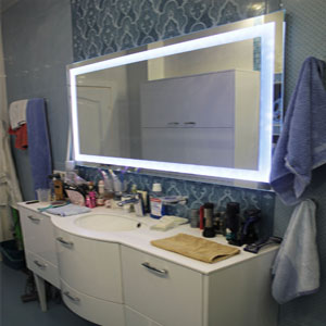 Зеркало с подсветкой в ванной комнате с ремонтом
