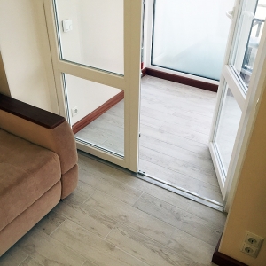 Стеклянная дверь в пол между балконом и гостиной