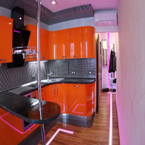 Оранжевая кухня с барной стойкой в 2 комнатной квартире